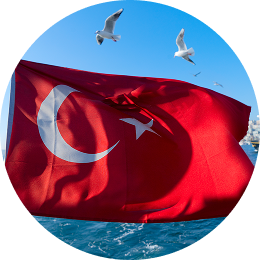 Deniz üzerinde dalgalanan Türk bayrağı